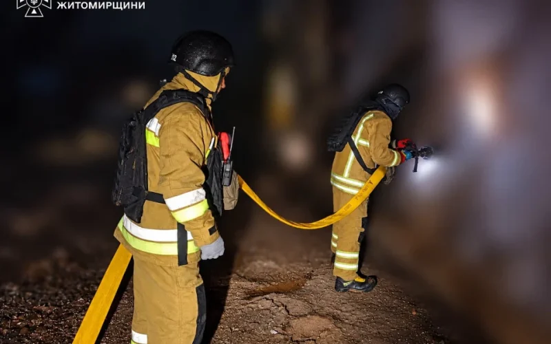 Гасили пожежі й відходили через загрозу повторних ударів: як рятувальники ліквідовували наслідки атаки рф на Коростенщині
