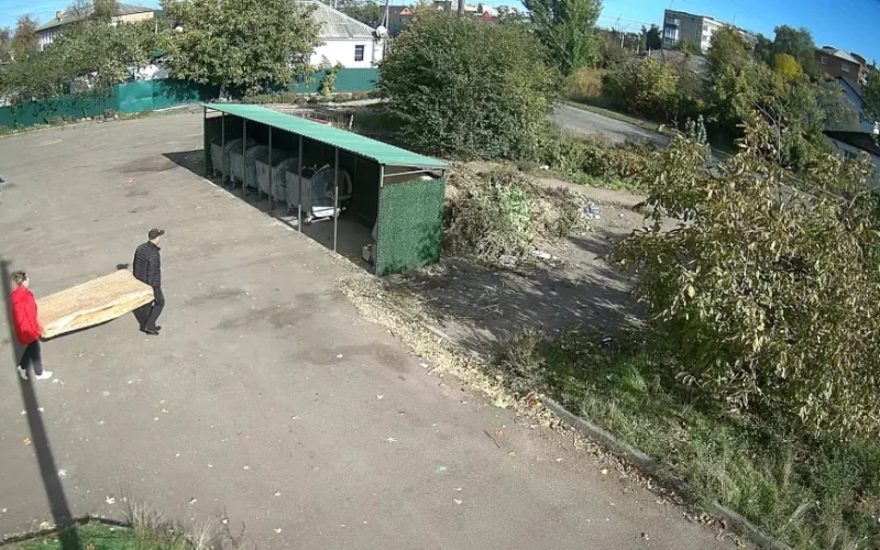 У Коростені комунальне підприємство знову показало порушників, які залишали непобутове сміття біля контейнерів