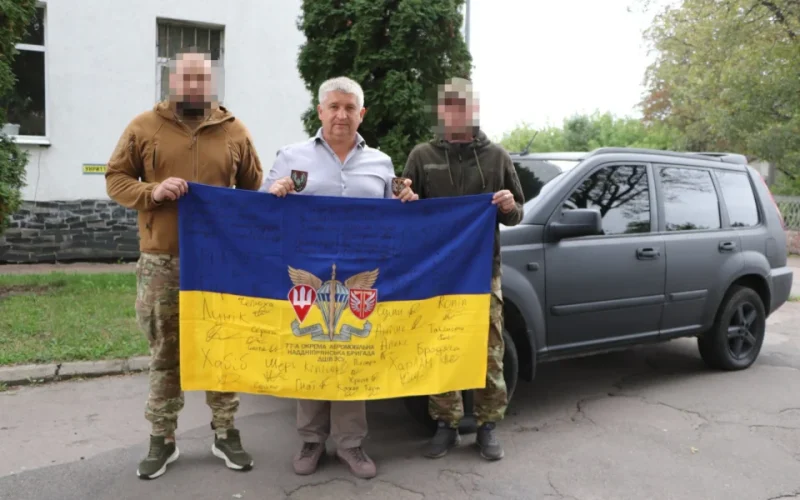 Рідні разом з громадою Олевська зібрали кошти та придбали автомобіль для військового 77-ї бригади