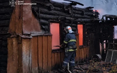 У селі Малинської громади горів дерев’яний житловий будинок: вогонь охопив майже 100 кв. м