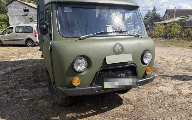 Олевська громада придбала та передала військовому автомобіль на Покровський напрямок