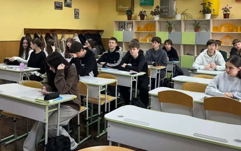 Поки школярі Коростенської громади відпочивають на канікулах, у ліцеї №4 продовжується навчання
