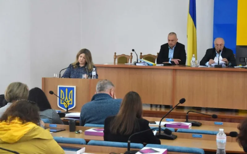 На сесії у Коростені виділили кошти на 5 генераторів і ремонт пошкодженого атакою рф офісу старости в Хотинівці