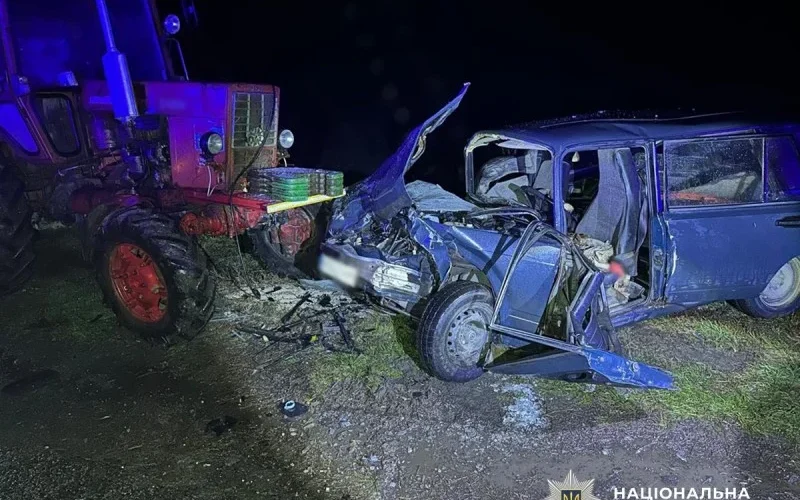 На Житомирщині нетверезий 18-річний водій ВАЗ зіткнувся з трактором: загинула пасажирка його однолітка
