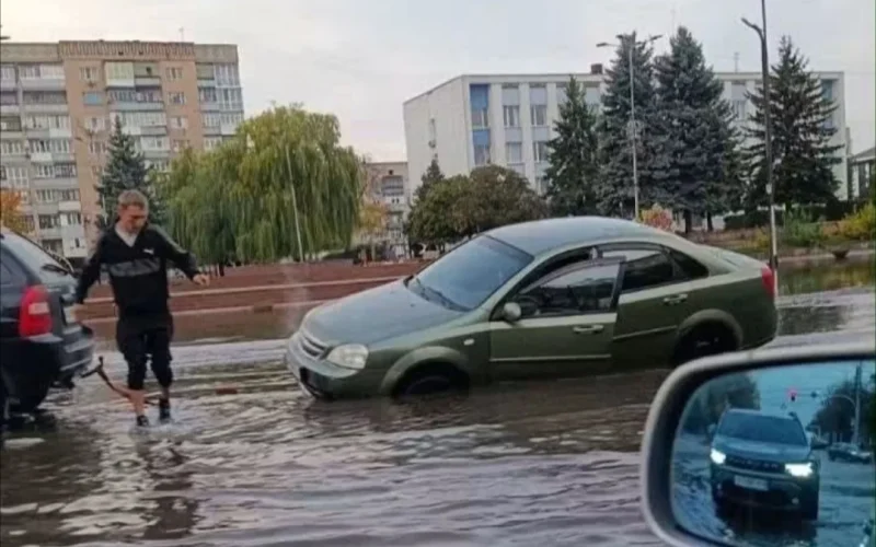 В центрі Коростеня після зливи місцеві збирали автомобільні номерні знаки