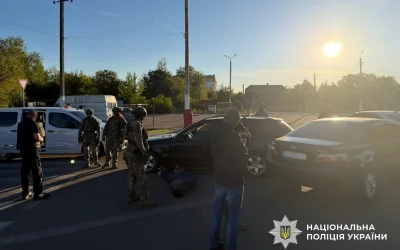 Вимагали 8 тис. доларів за вирішення конфлікту: у Коростені затримали «кримінального авторитета» та його знайомого