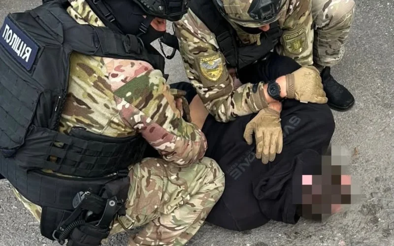 Гранатомет, 100 гранат і понад тисячу набоїв: жителя Житомирщини підозрюють у збуті зброї