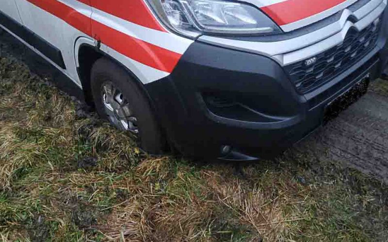 У Малині рятувальники визволили автомобіль швидкої допомоги з багнюки