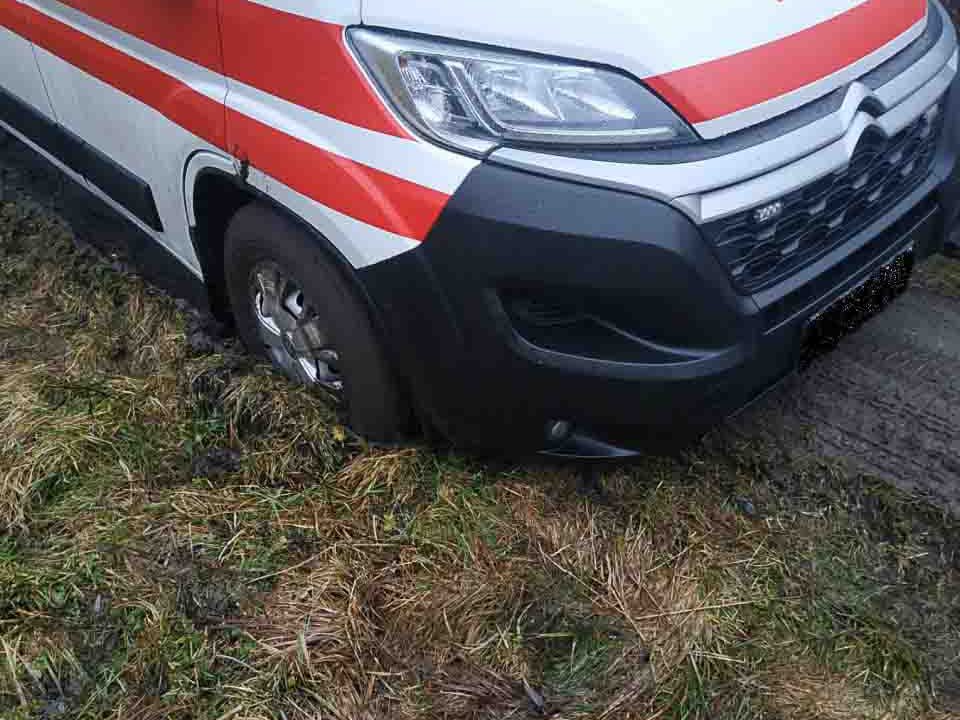 У Малині рятувальники визволили автомобіль швидкої допомоги з багнюки