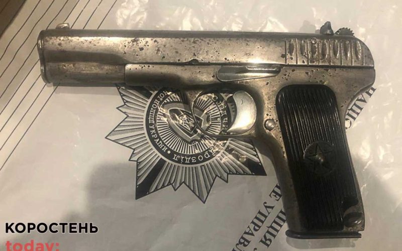 В Олевську затримали жителя Київщини одразу після продажу пістолета та набоїв до нього