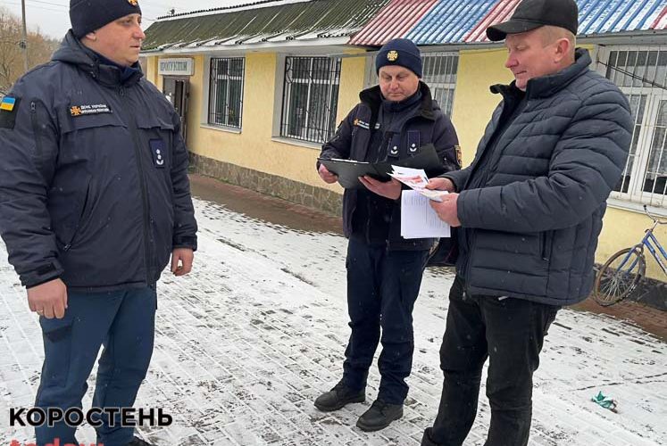 На території однієї з громад Овруччини рятувальники розповідали людям про правила мінної безпеки