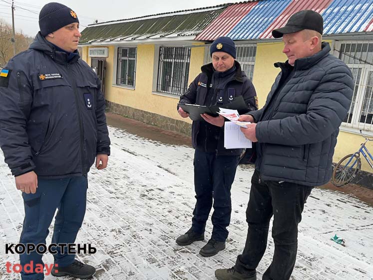 На території однієї з громад Овруччини рятувальники розповідали людям про правила мінної безпеки