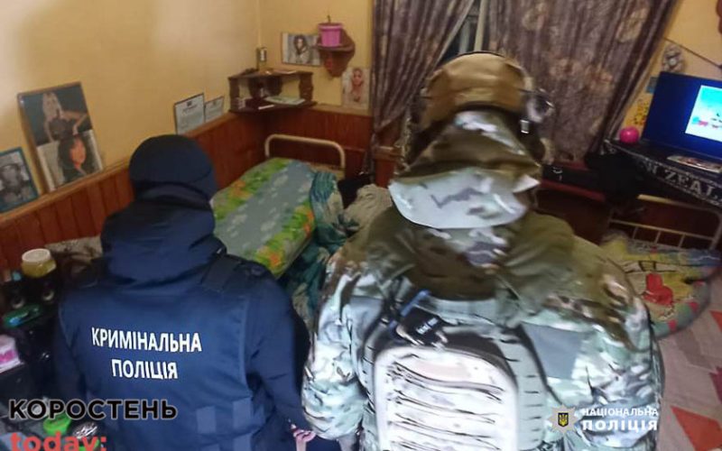 Видурювали гроші в родичів військових за «звільнення з полону»: до групи шахраїв причетні жителі Житомирщини ?