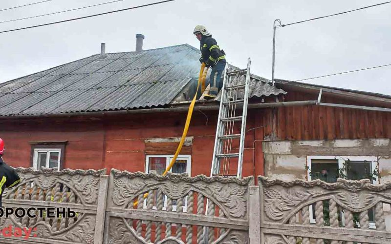 В Овручі горів будинок на двох господарів: власники намагались загасити вогонь самі, але не вдалось