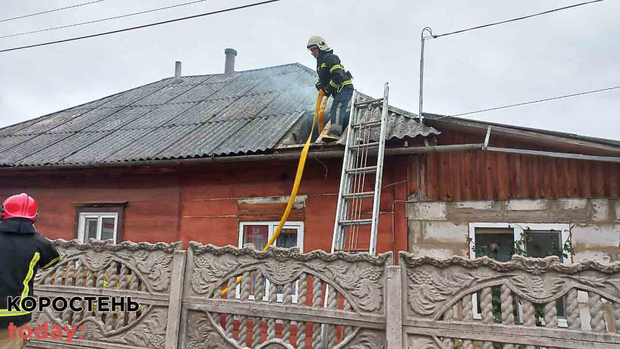 В Овручі горів будинок на двох господарів: власники намагались загасити вогонь самі, але не вдалось