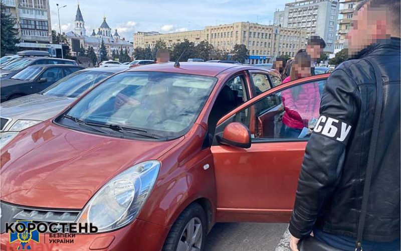 У Житомирі затримали “бізнес-леді”, які за допомогою фіктивного шлюбу із жінкою з інвалідністю намагались відправити чоловіка за кордон