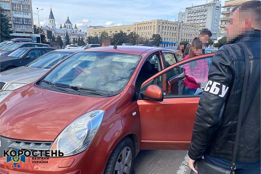 У Житомирі затримали “бізнес-леді”, які за допомогою фіктивного шлюбу із жінкою з інвалідністю намагались відправити чоловіка за кордон
