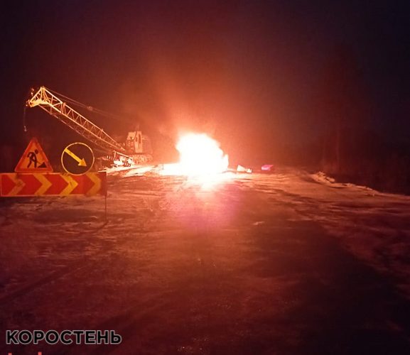 На автодорозі Коростень-Житомир ВАЗ наїхав на бетонну секцію та спалахнув, водій загинув