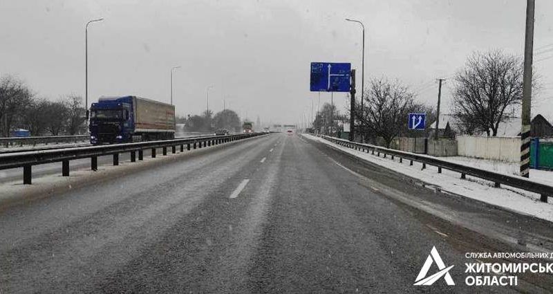 У службі автодоріг нагадують про мороз та ожеледицю на трасах в Житомирській області