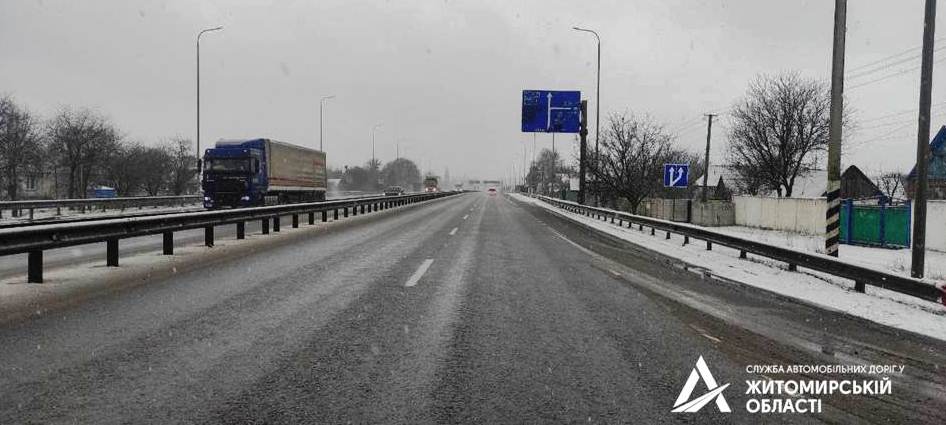 У службі автодоріг нагадують про мороз та ожеледицю на трасах в Житомирській області