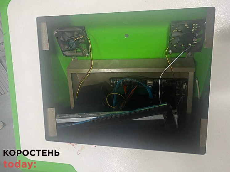 У селі Житомирської області чоловік розтрощив термінал через ніби то високу комісію