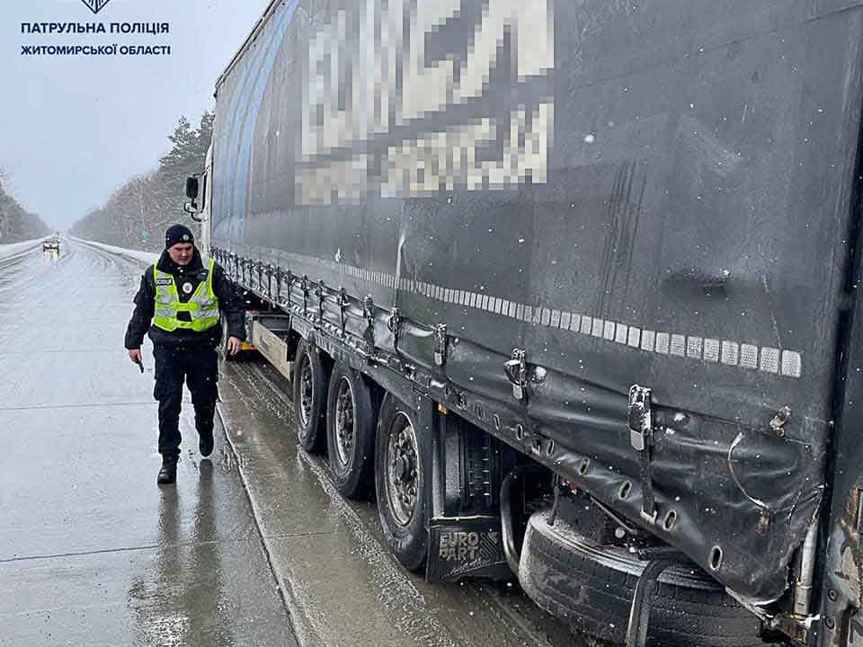 На дорогах Житомирської області патрульні зафіксували 15 випадків незаконного перевезення деревини