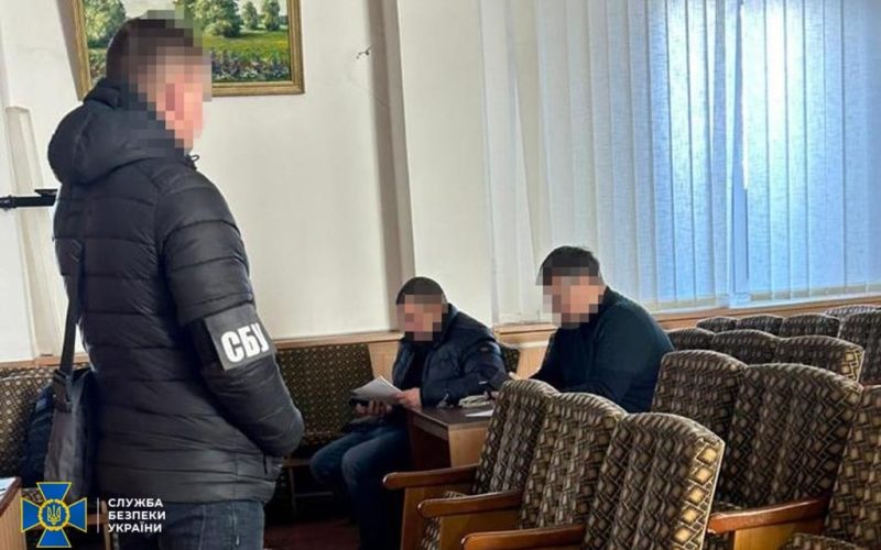 На митному посту «Житомир-Центральний» інспектори отримали підозри через те, що «не помічали» підроблені документи на вантажівки