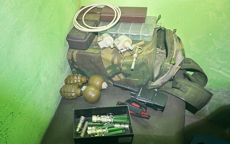 У жителя одного з сіл Овруцької громади поліцейські знайшли гранатомети, автомати, гранати, міни та набої