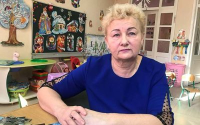 Співачка Надя Дорофєєва привезла на могилу загиблого воїна з Житомирської області погони підполковника