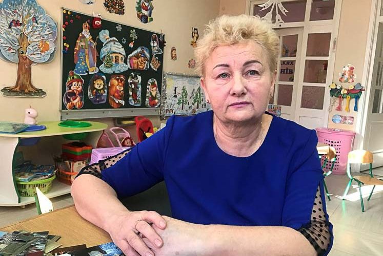 Співачка Надя Дорофєєва привезла на могилу загиблого воїна з Житомирської області погони підполковника