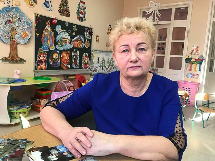 Співачка Надя Дорофєєва привезла на могилу загиблого воїна з Житомирської області погони підполковника