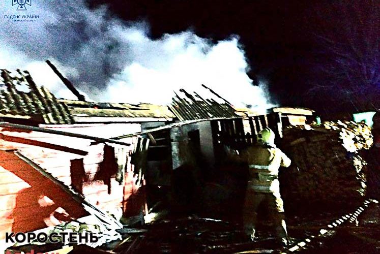 У селі Овруцької громади рятувальники чотири рази підвозили воду, аби загасити господарчу будівлю
