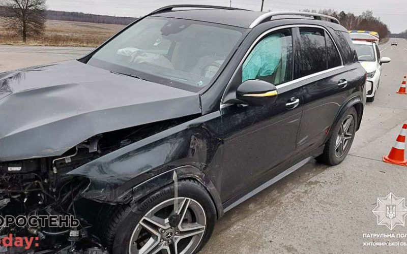 На автодорозі Олевської громади Mercedes зіштовхнувся з Volkswagen: на 81-річного водія іномарки патрульні склали протокол