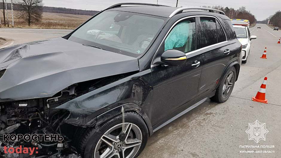 На автодорозі Олевської громади Mercedes зіштовхнувся з Volkswagen: на 81-річного водія іномарки патрульні склали протокол