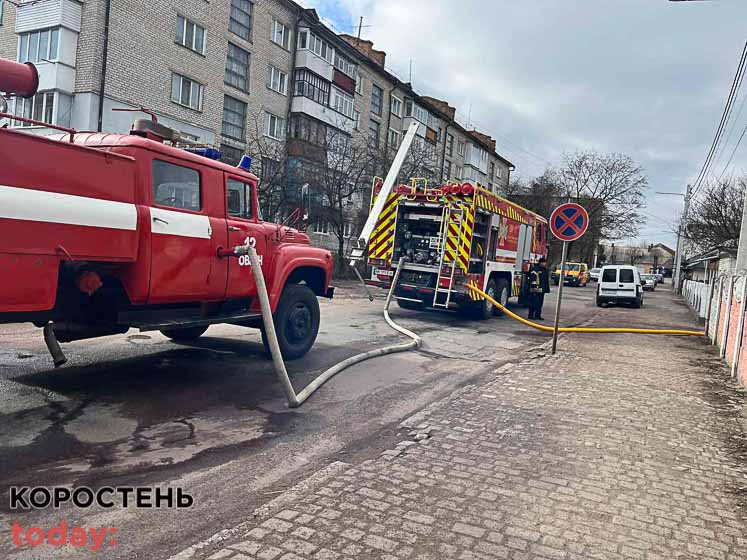 В Овручі горів будинок на трьох господарів (ФОТО)