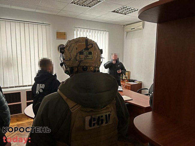 Заступнику керівника одного з райуправлінь поліції Житомирщини повідомили про підозру: попався на хабарі у 40 тис. грн
