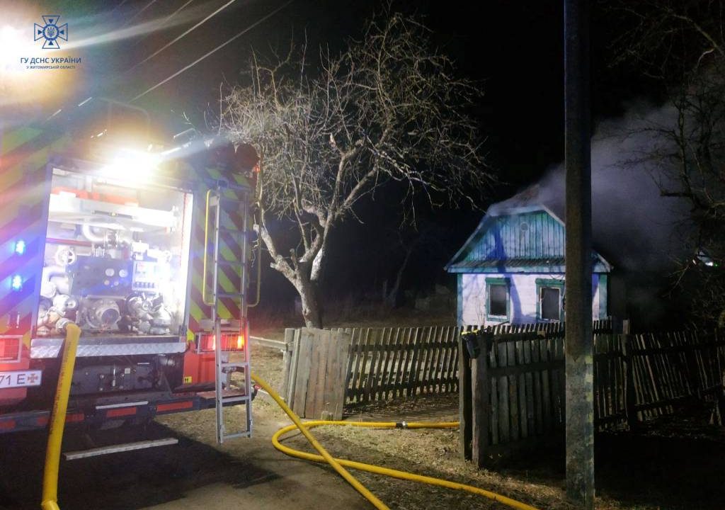 У селі Овруцької громади горів дерев’яний дім: вигоріла покрівля та перекриття будинку