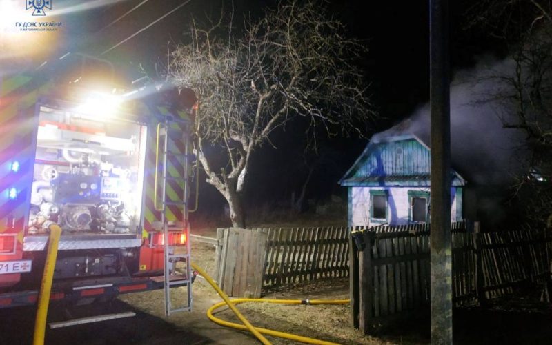 У селі Овруцької громади горів дерев’яний дім: вигоріла покрівля та перекриття будинку