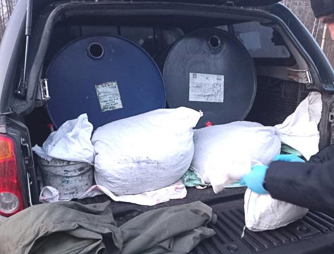 На Рівненщині поліцейські зупинили Мitsubishi коростенця, під час перевірки в багажнику виявили мішки з бурштином