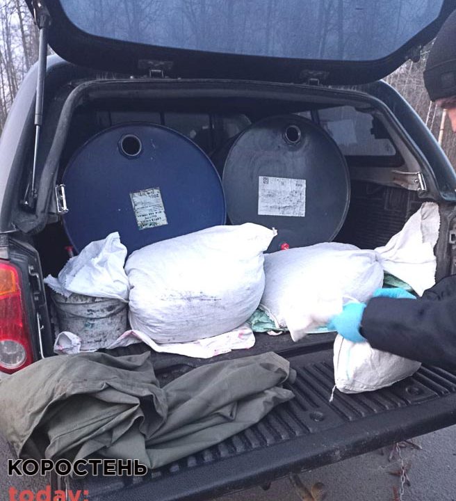 На Рівненщині поліцейські зупинили Мitsubishi коростенця, під час перевірки в багажнику виявили мішки з бурштином