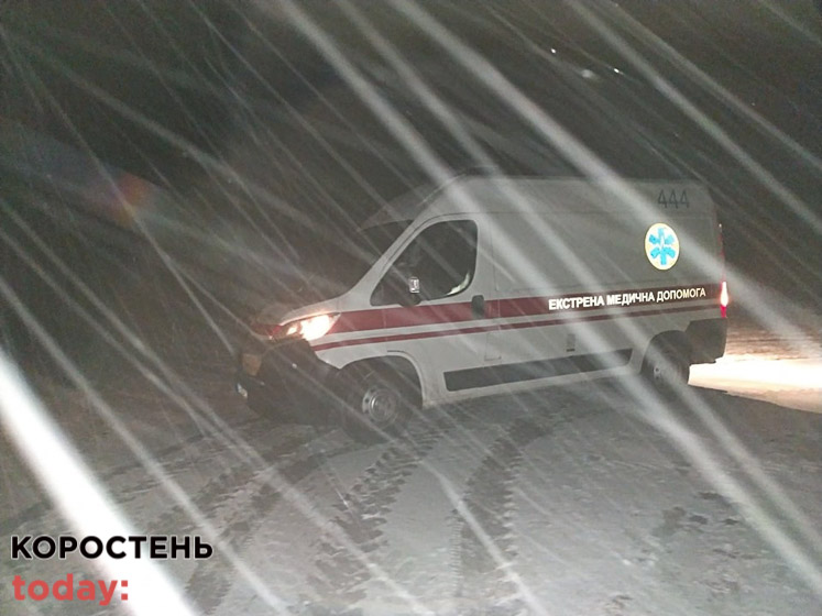 Рятувальники Овруччини допомогли виїхати на проїжджу частину автомобілю “швидкої” допомоги