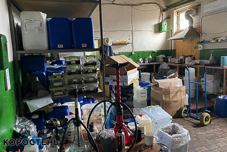 У середмісті Житомира “бізнесмени” облаштували виробництво електронних цигарок: правоохоронці вилучили продукції на 30 млн грн