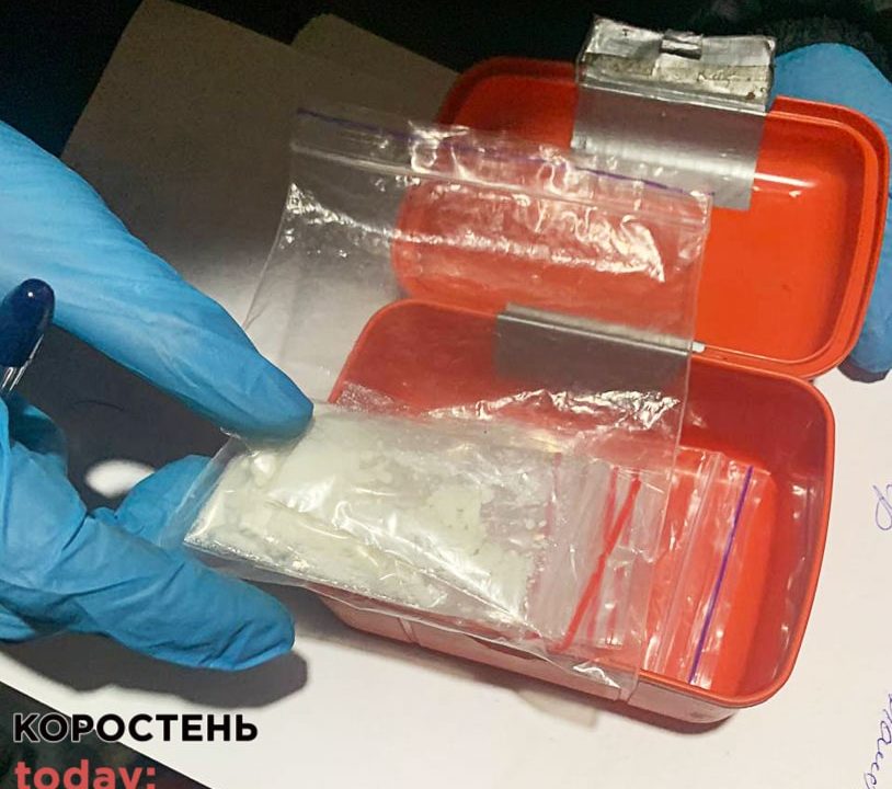 На одній з вулиць Овруча поліцейські затримали наркодилера з “товаром” (ФОТО)