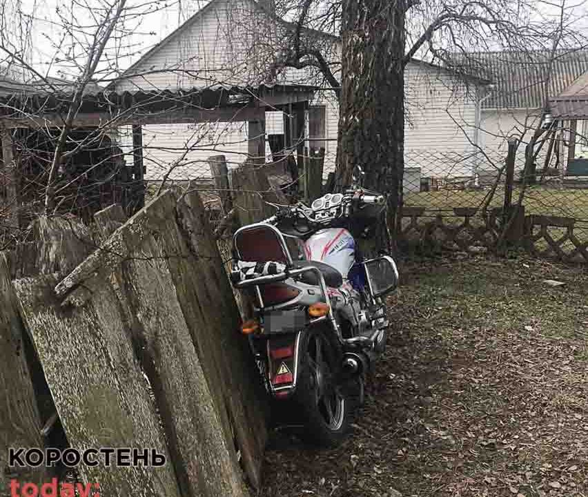 В Олевську двоє молодиків побили пенсіонера та відібрали мопед
