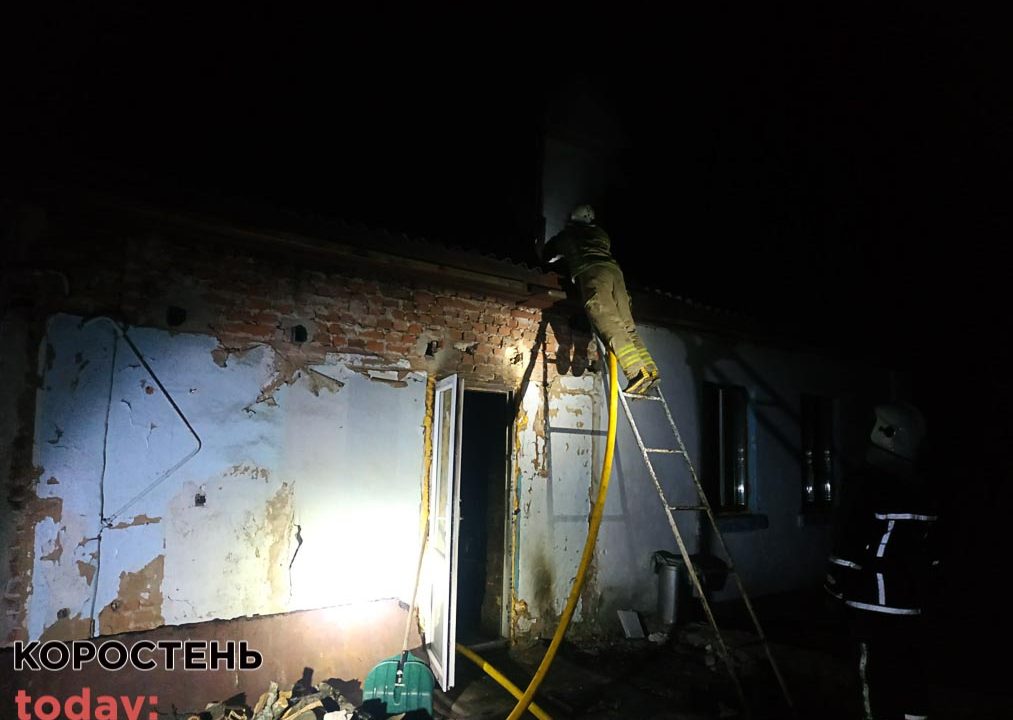 В Овручі горів будинок на двох господарів (ФОТО)