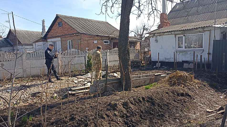 На городі житомирянина поліція виявила 5 мертвих собак на прапорі України