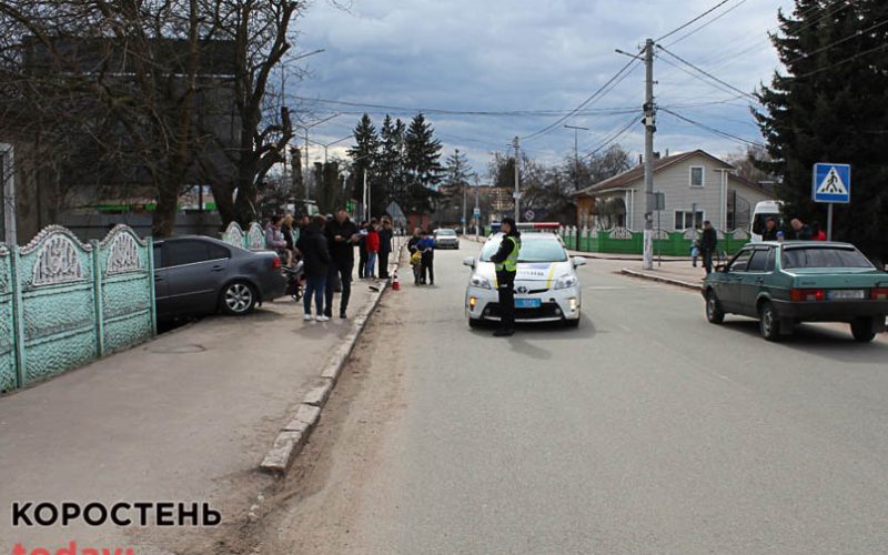 В Овручі водійка на КІА наїхала на жінку з дитячим візочком: пішохідку госпіталізували (ФОТО)