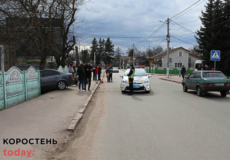 В Овручі водійка на КІА наїхала на жінку з дитячим візочком: пішохідку госпіталізували (ФОТО)