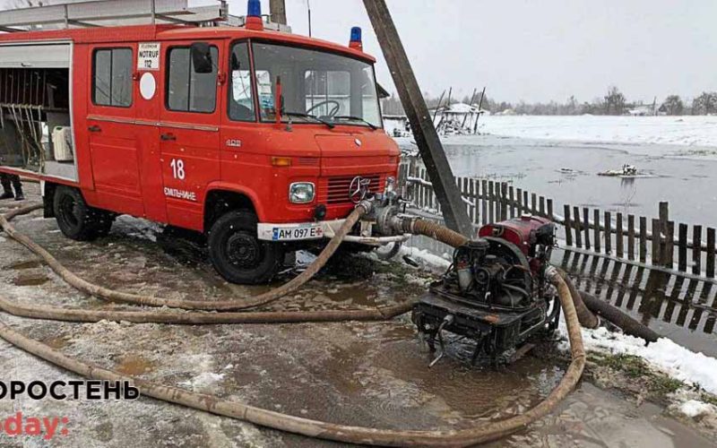Працівники ДСНС відкачували ґрунтові води з приміщень будинків у Коростені та Олевську