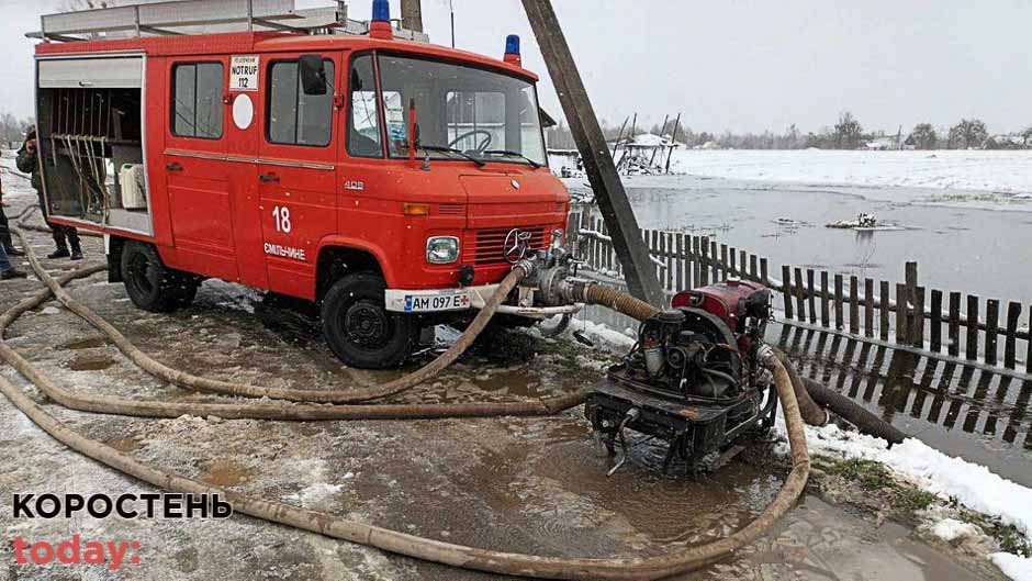 Працівники ДСНС відкачували ґрунтові води з приміщень будинків у Коростені та Олевську
